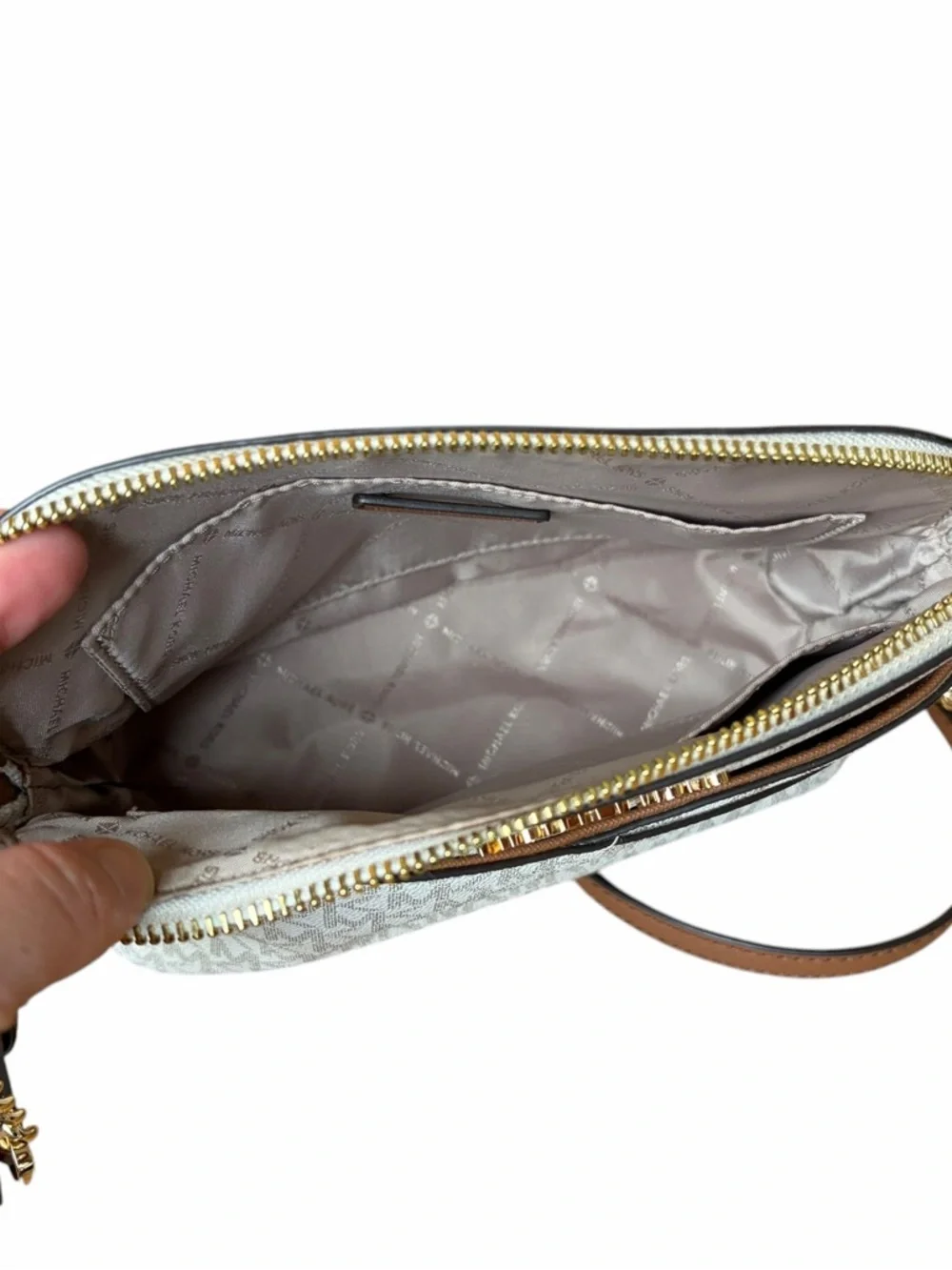 Michael Kors Jet Set Travel Md Dome Crossbody Vanilla 35F1GTVC6B